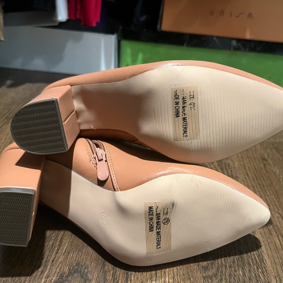 Lulus booties . New without box . 7.5 size . Cream -nude color . - Picture 4 of 5